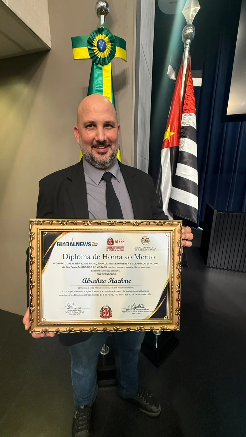 Abrahão Hackme recebendo Diploma de Honra ao Mérito