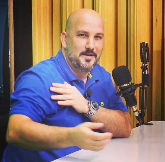 Abrahão Hackme em programa de rádio